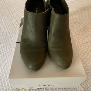 Hunter green Nine West wedge booties